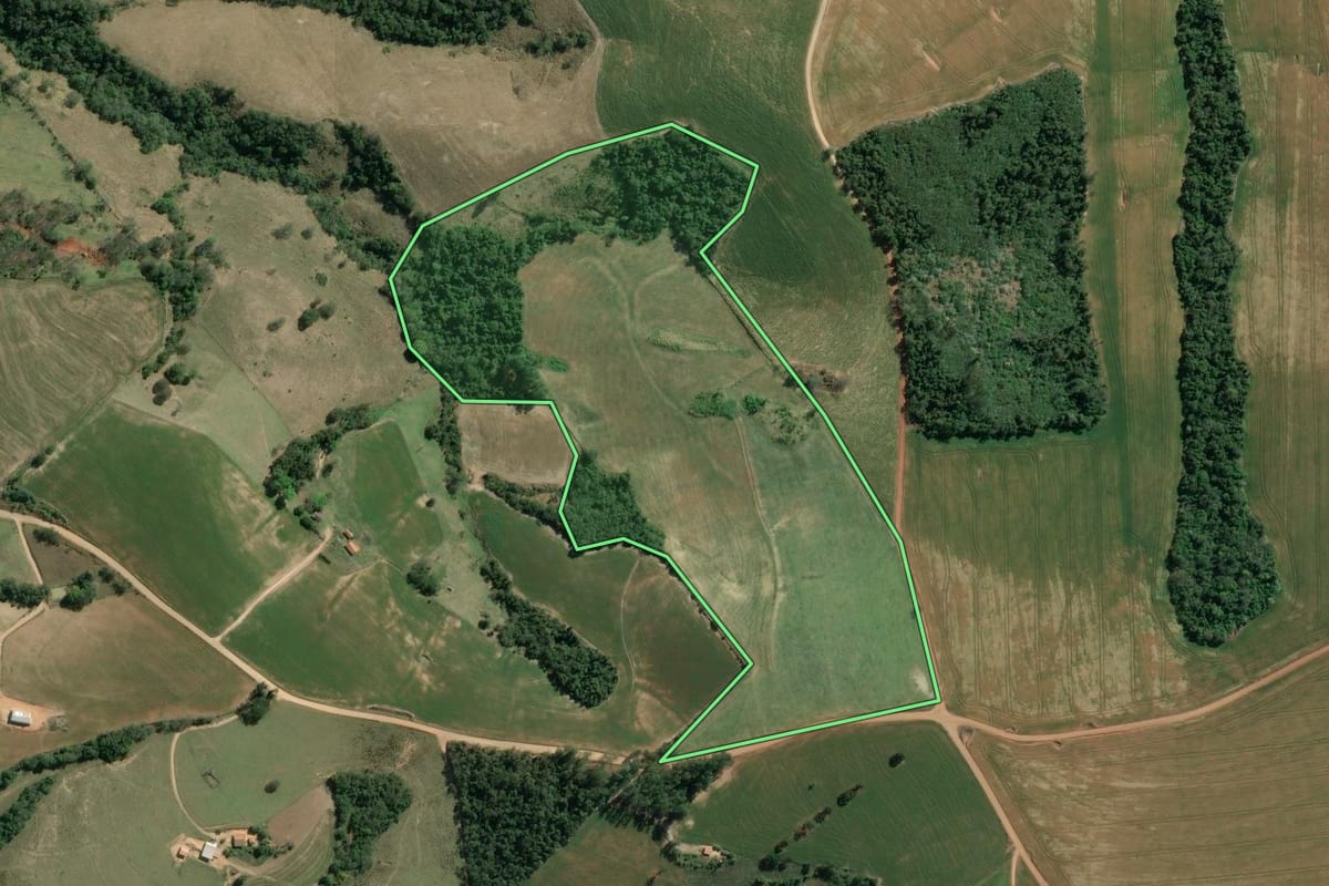 Imagem de satélite do imóvel rural em São José da Boa Vista (PR), com o contorno declarado no CAR desenhado por cima.
