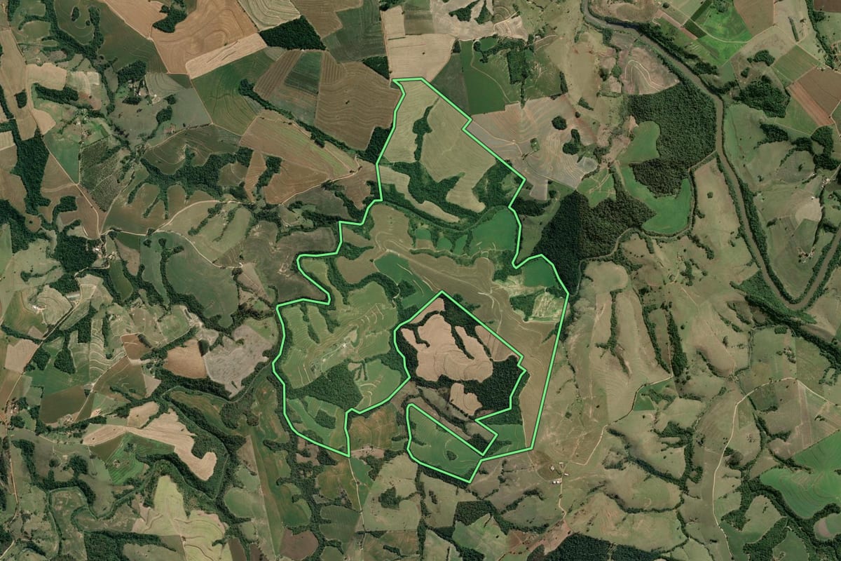 Imagem de satélite do imóvel rural em São José da Boa Vista (PR), com o contorno declarado no CAR desenhado por cima.