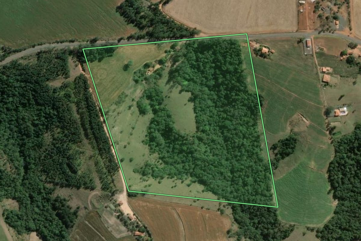 Imagem de satélite do imóvel rural em São José da Boa Vista (PR), com o contorno declarado no CAR desenhado por cima.