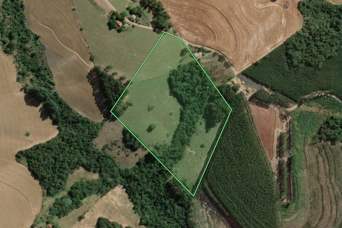 Imagem de satélite do imóvel rural em São José da Boa Vista (PR), com o contorno declarado no CAR desenhado por cima.