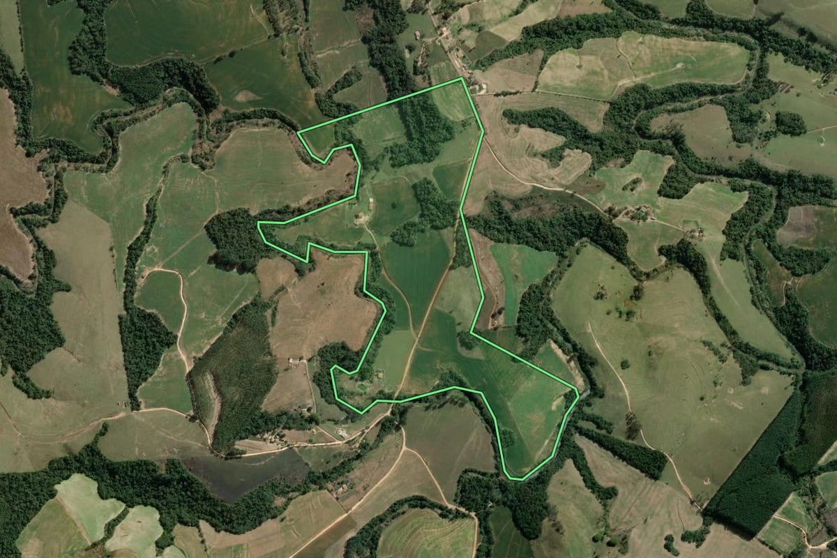 Imagem de satélite do imóvel rural em São José da Boa Vista (PR), com o contorno declarado no CAR desenhado por cima.