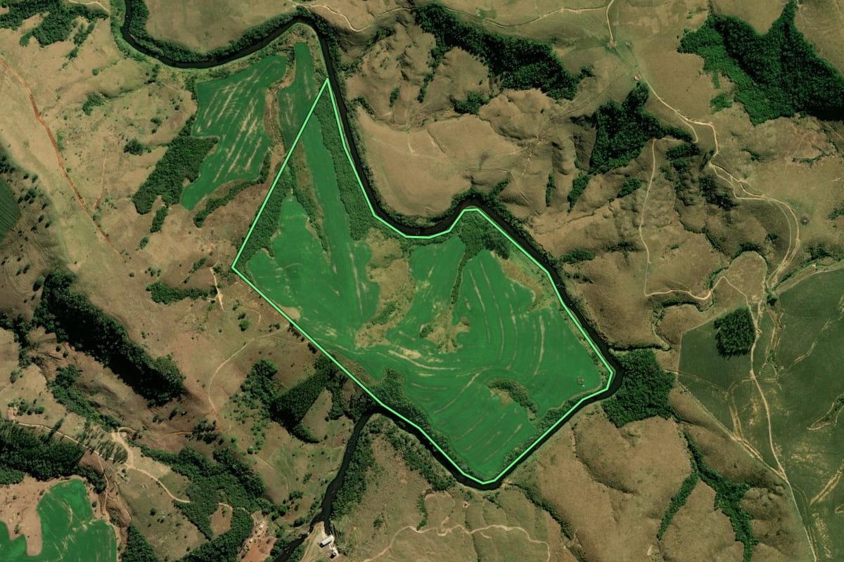 Imagem de satélite do imóvel rural em São José da Boa Vista (PR), com o contorno declarado no CAR desenhado por cima.