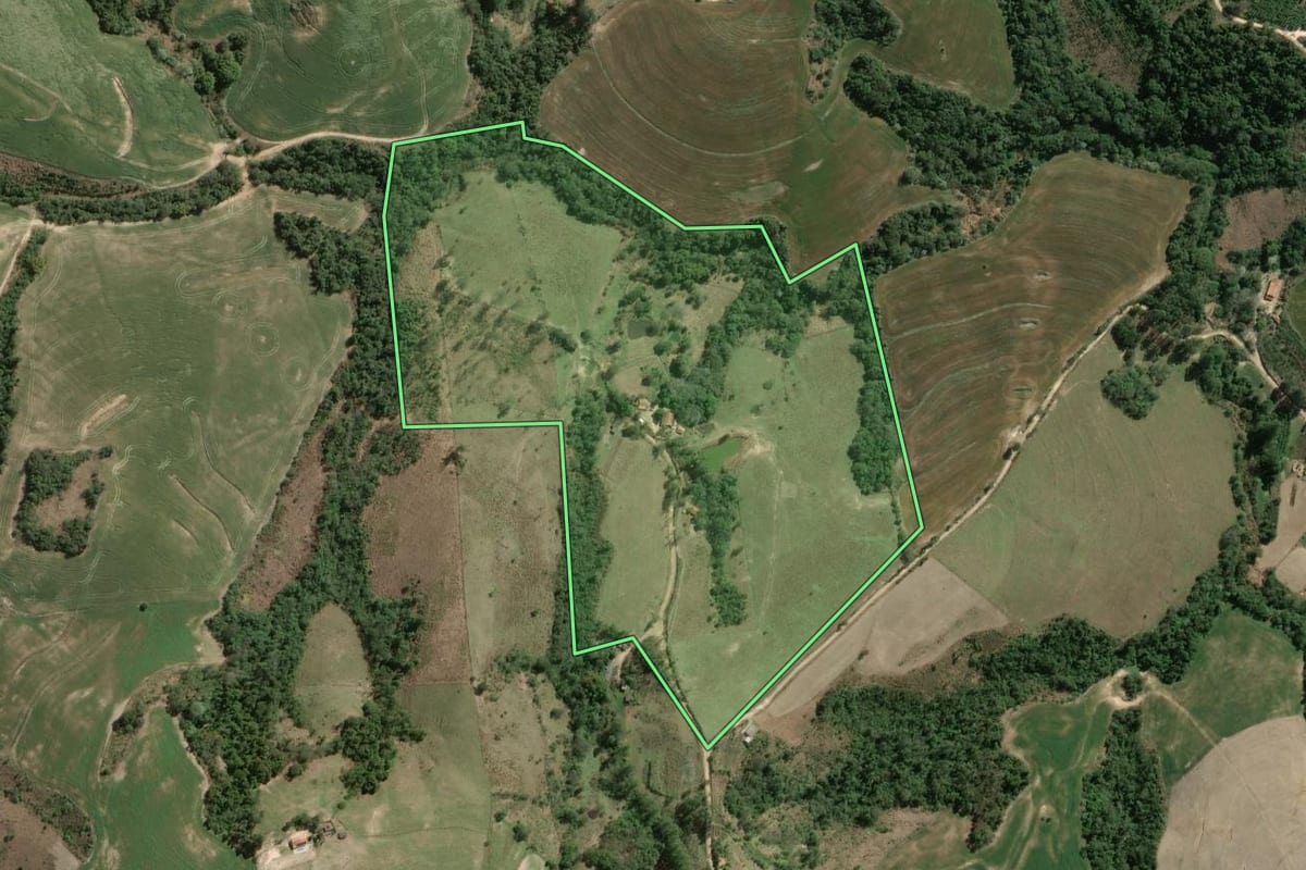 Imagem de satélite do imóvel rural em São José da Boa Vista (PR), com o contorno declarado no CAR desenhado por cima.