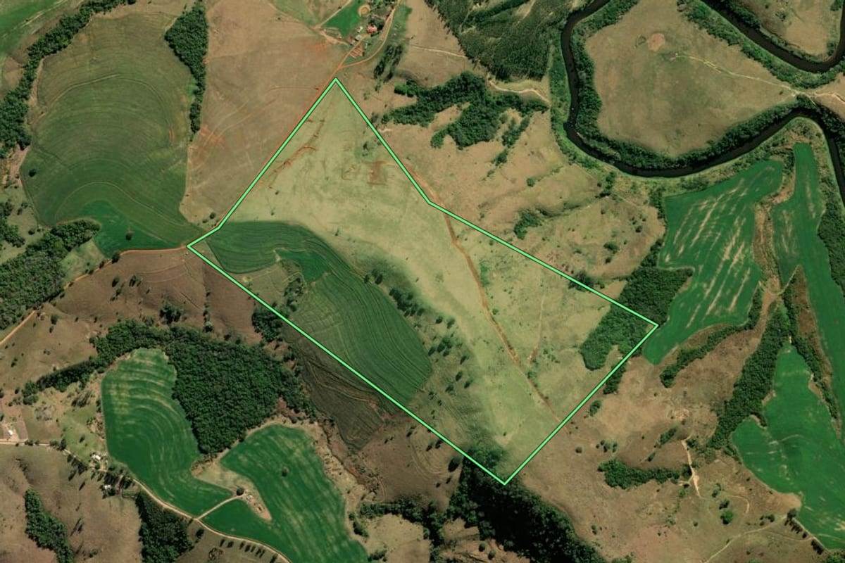 Imagem de satélite do imóvel rural em São José da Boa Vista (PR), com o contorno declarado no CAR desenhado por cima.