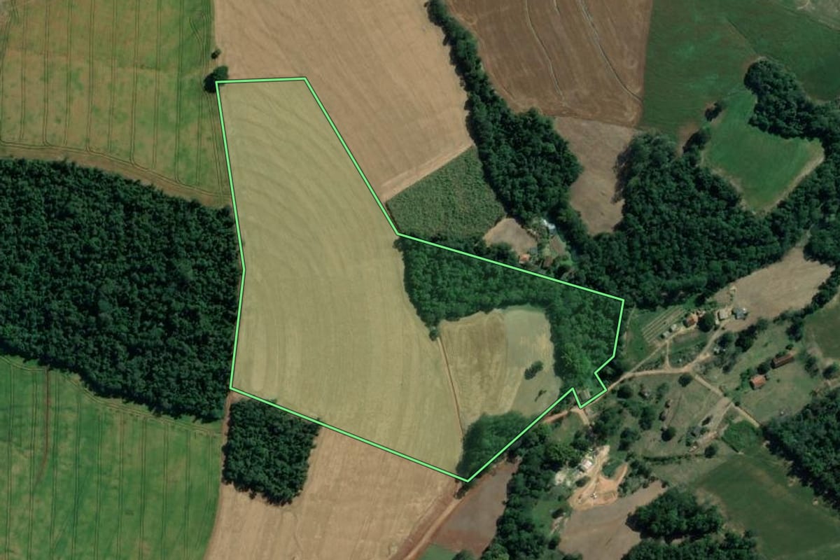 Imagem de satélite do imóvel rural em São José da Boa Vista (PR), com o contorno declarado no CAR desenhado por cima.