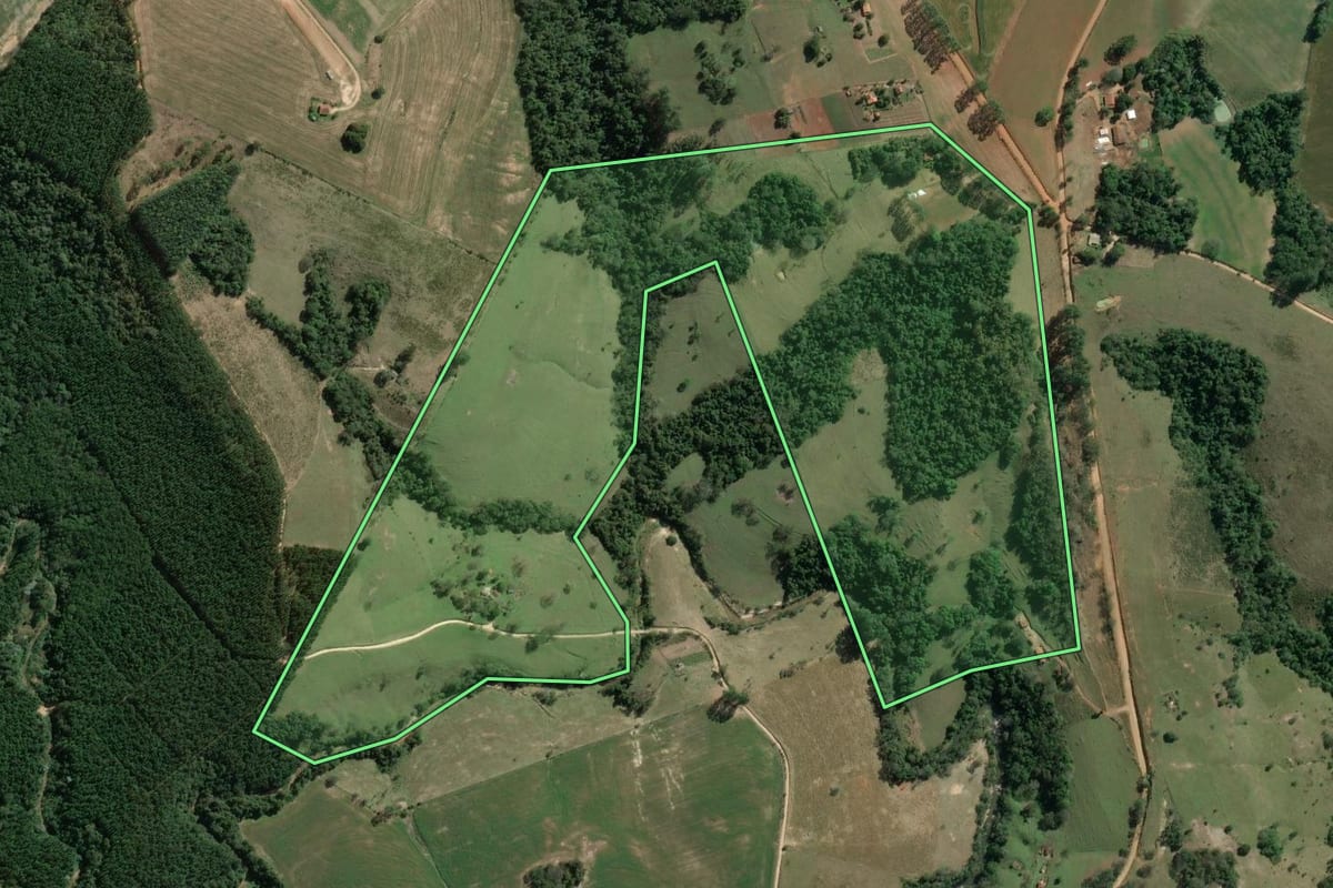 Imagem de satélite do imóvel rural em São José da Boa Vista (PR), com o contorno declarado no CAR desenhado por cima.