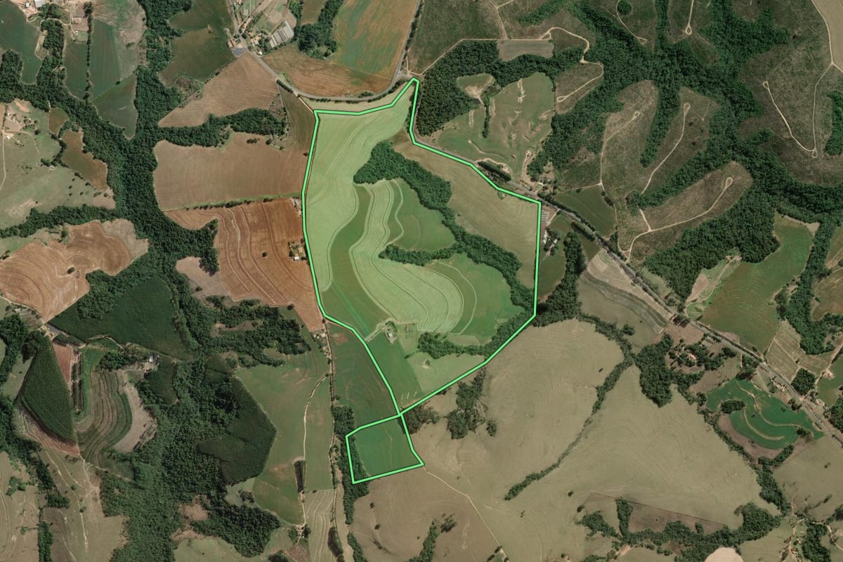 Imagem de satélite do imóvel rural em São José da Boa Vista (PR), com o contorno declarado no CAR desenhado por cima.
