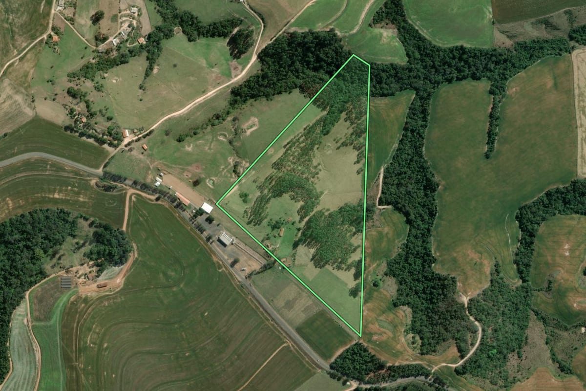 Imagem de satélite do imóvel rural em São José da Boa Vista (PR), com o contorno declarado no CAR desenhado por cima.