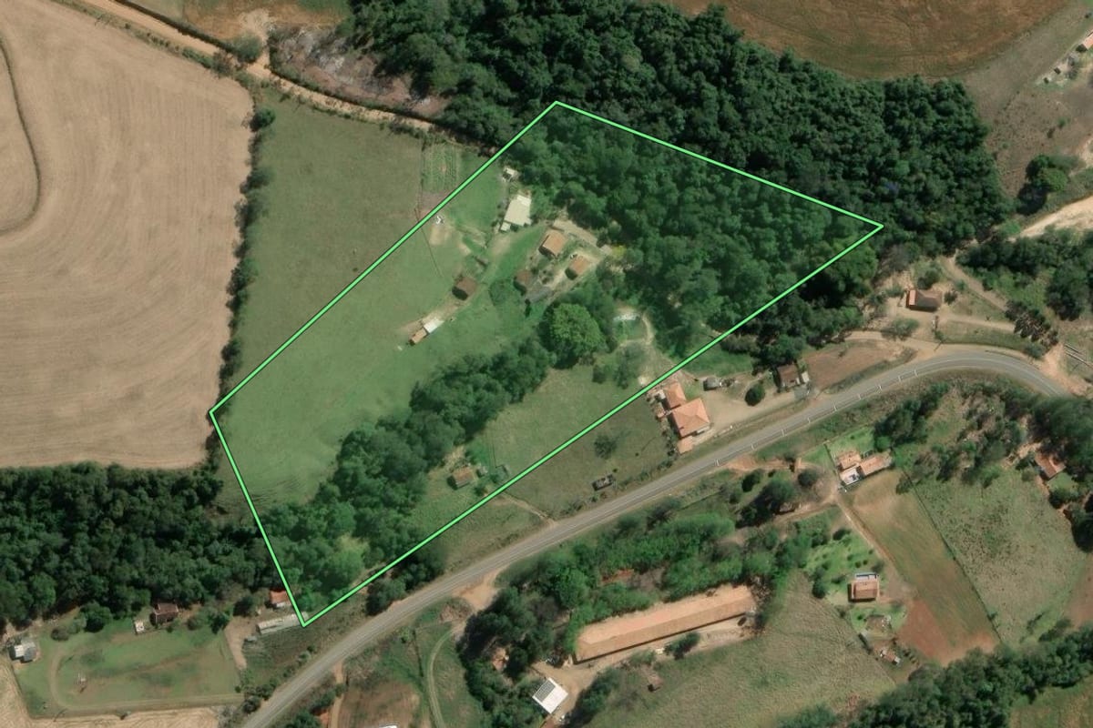Imagem de satélite do imóvel rural em São José da Boa Vista (PR), com o contorno declarado no CAR desenhado por cima.