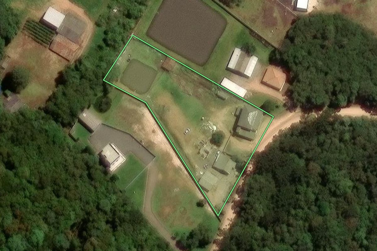 Imagem de satélite do imóvel rural em São José dos Pinhais (PR), com o contorno declarado no CAR desenhado por cima.