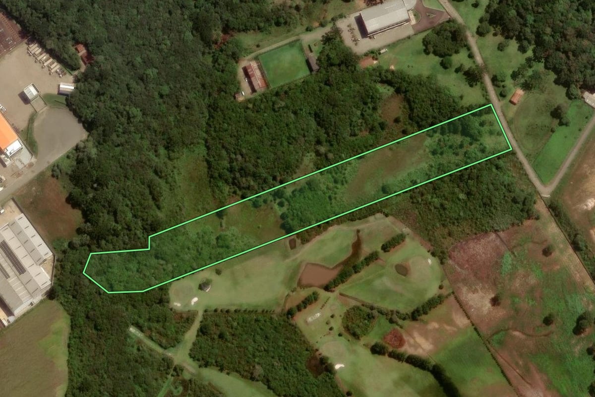 Imagem de satélite do imóvel rural em São José dos Pinhais (PR), com o contorno declarado no CAR desenhado por cima.