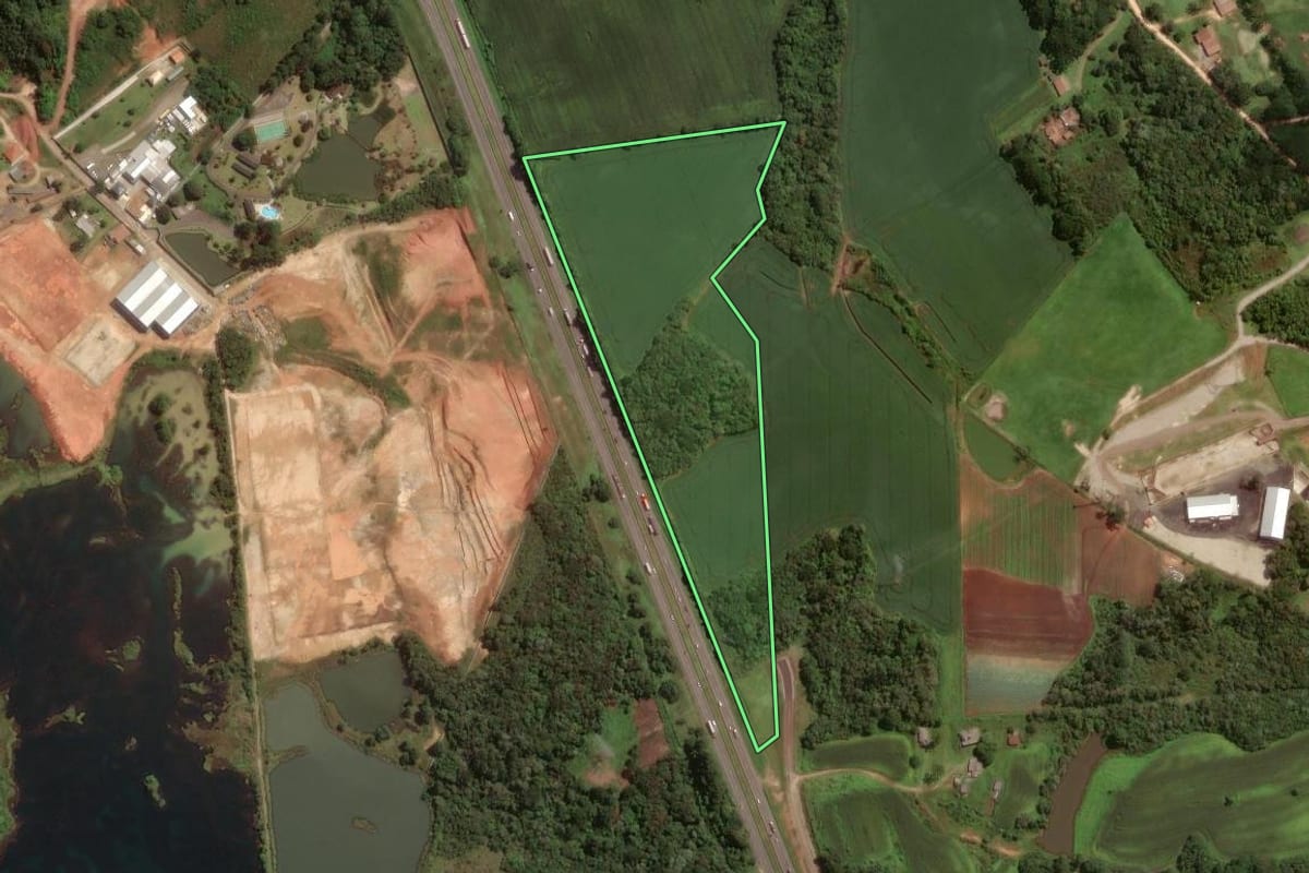 Imagem de satélite do imóvel rural em São José dos Pinhais (PR), com o contorno declarado no CAR desenhado por cima.