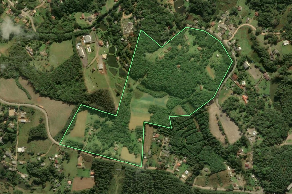 Imagem de satélite do imóvel rural em São José dos Pinhais (PR), com o contorno declarado no CAR desenhado por cima.