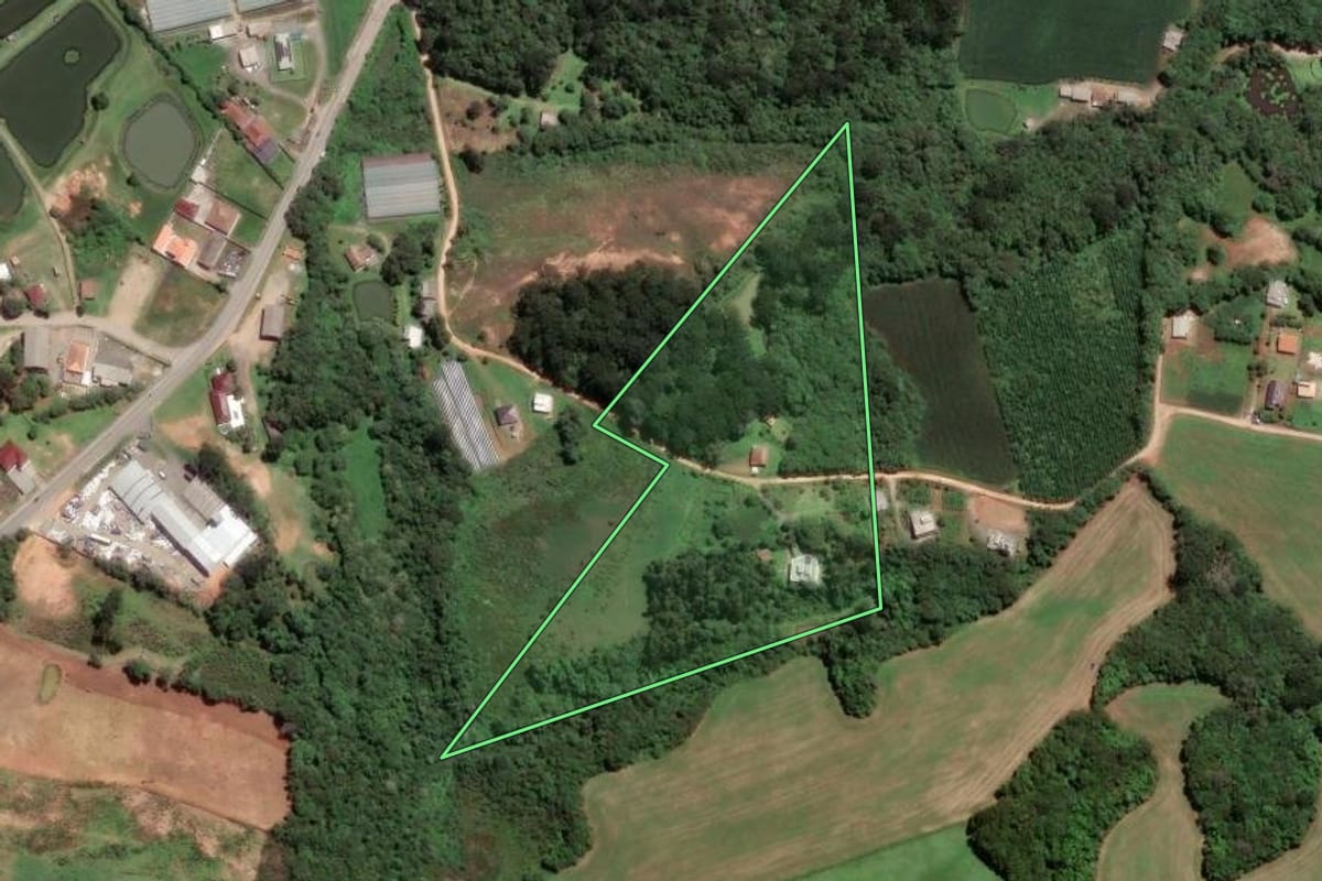 Imagem de satélite do imóvel rural em São José dos Pinhais (PR), com o contorno declarado no CAR desenhado por cima.