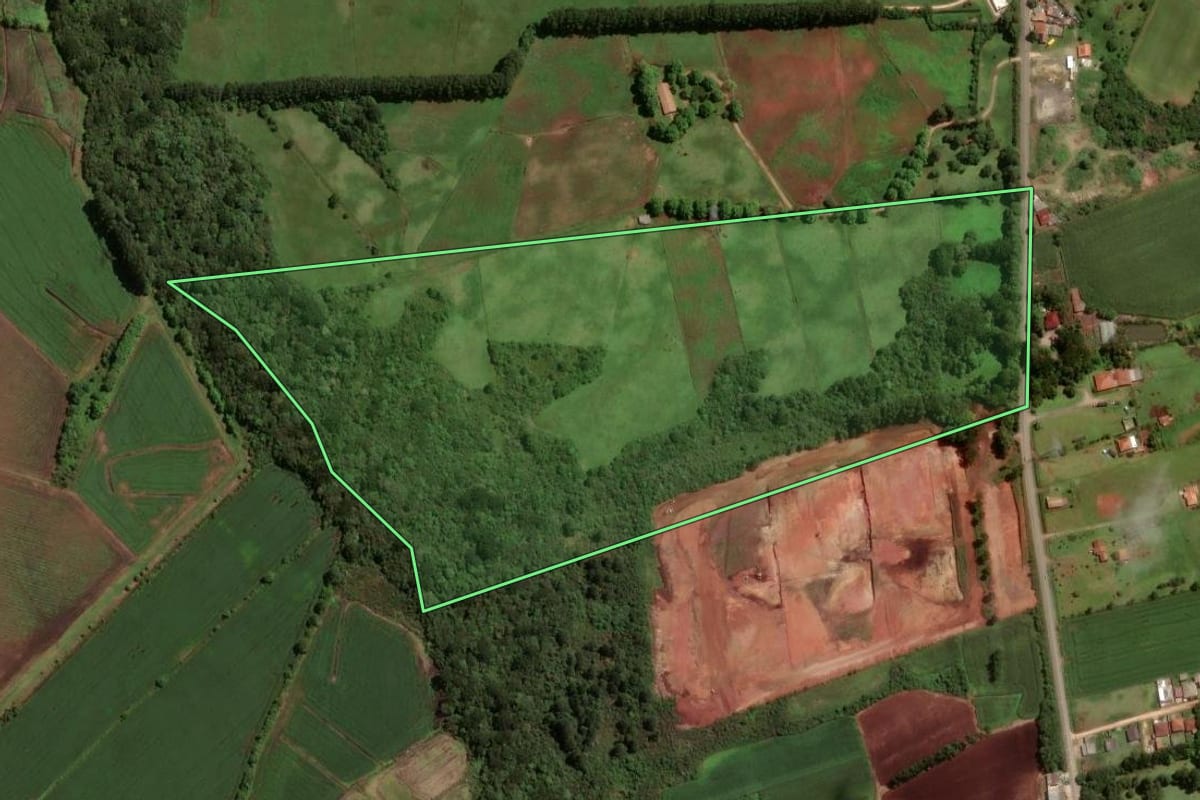 Imagem de satélite do imóvel rural em São José dos Pinhais (PR), com o contorno declarado no CAR desenhado por cima.