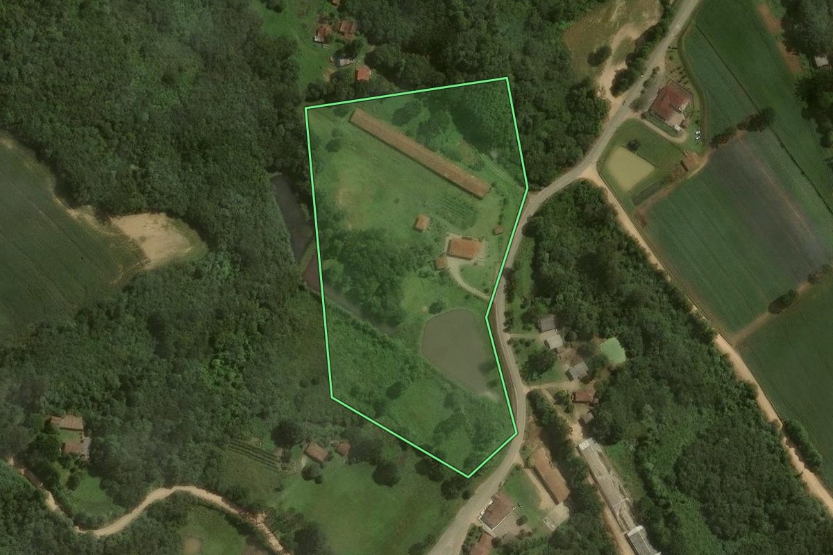 Imagem de satélite do imóvel rural em São José dos Pinhais (PR), com o contorno declarado no CAR desenhado por cima.