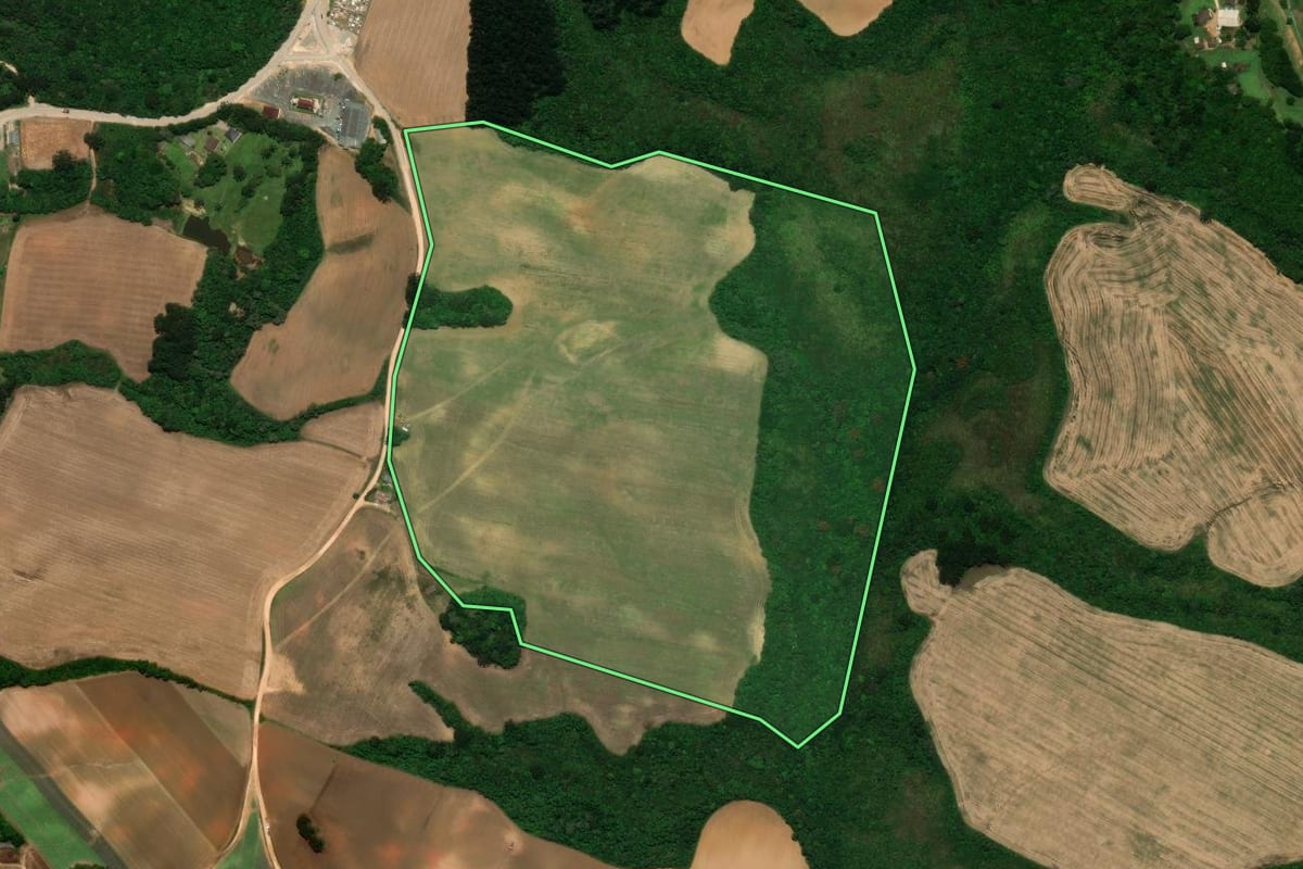 Imagem de satélite do imóvel rural em São José dos Pinhais (PR), com o contorno declarado no CAR desenhado por cima.