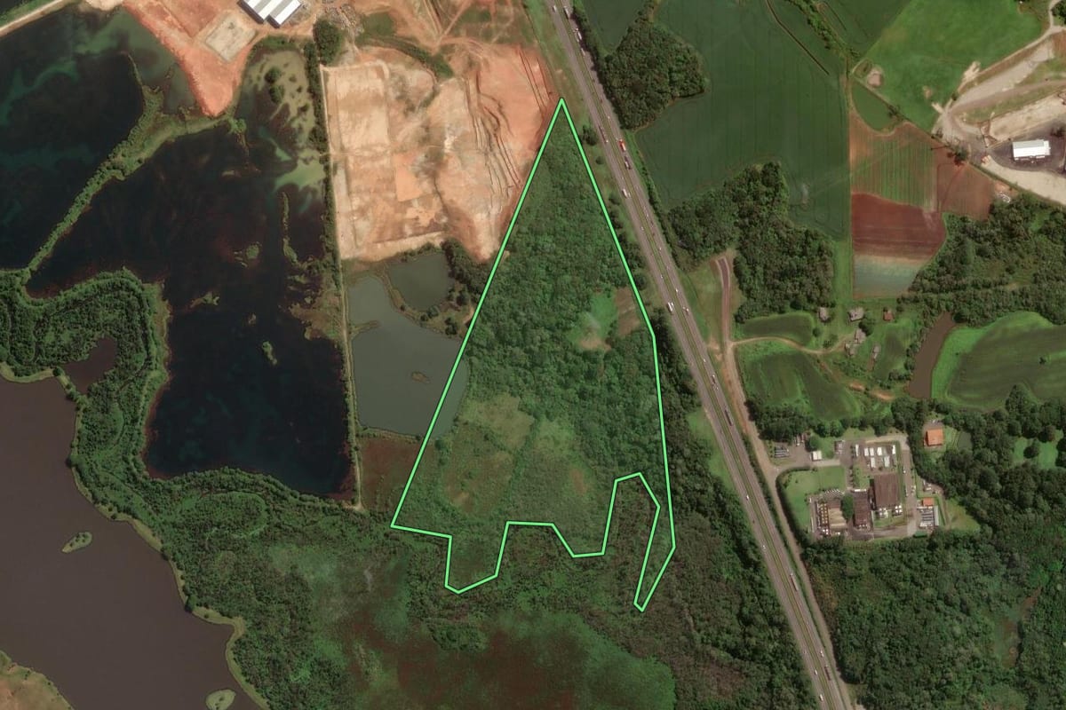 Imagem de satélite do imóvel rural em São José dos Pinhais (PR), com o contorno declarado no CAR desenhado por cima.