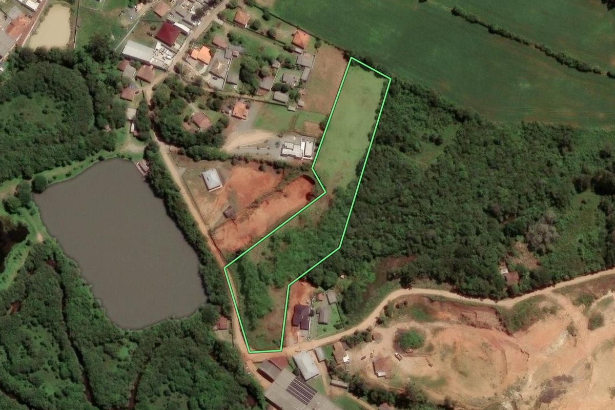 Imagem de satélite do imóvel rural em São José dos Pinhais (PR), com o contorno declarado no CAR desenhado por cima.