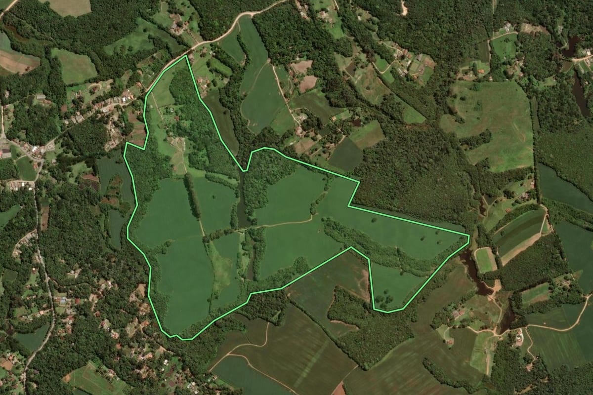 Imagem de satélite do imóvel rural em São José dos Pinhais (PR), com o contorno declarado no CAR desenhado por cima.