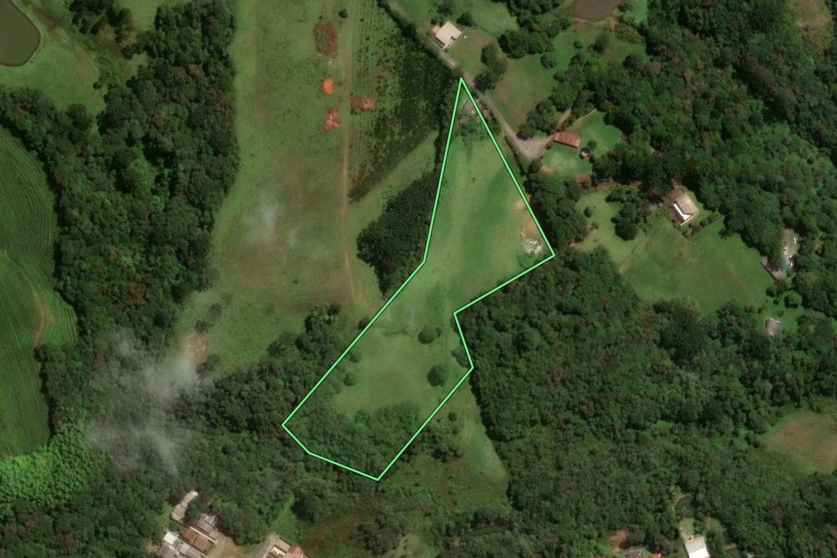 Imagem de satélite do imóvel rural em São José dos Pinhais (PR), com o contorno declarado no CAR desenhado por cima.