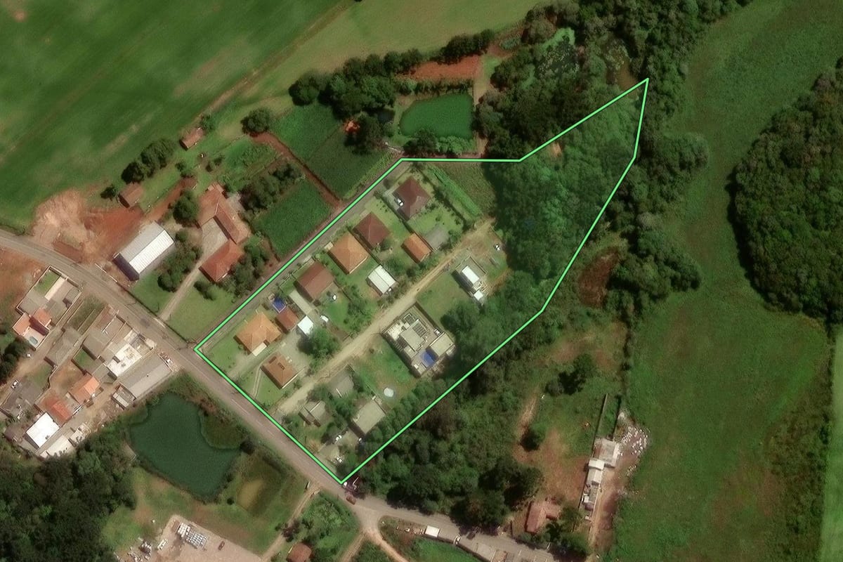 Imagem de satélite do imóvel rural em São José dos Pinhais (PR), com o contorno declarado no CAR desenhado por cima.