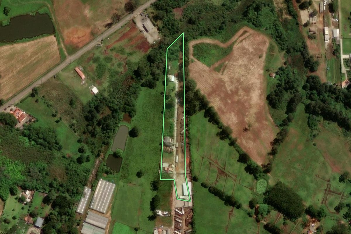 Imagem de satélite do imóvel rural em São José dos Pinhais (PR), com o contorno declarado no CAR desenhado por cima.