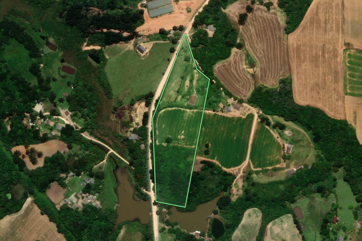Imagem de satélite do imóvel rural em São José dos Pinhais (PR), com o contorno declarado no CAR desenhado por cima.