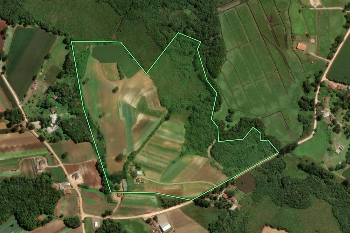Imagem de satélite do imóvel rural em São José dos Pinhais (PR), com o contorno declarado no CAR desenhado por cima.