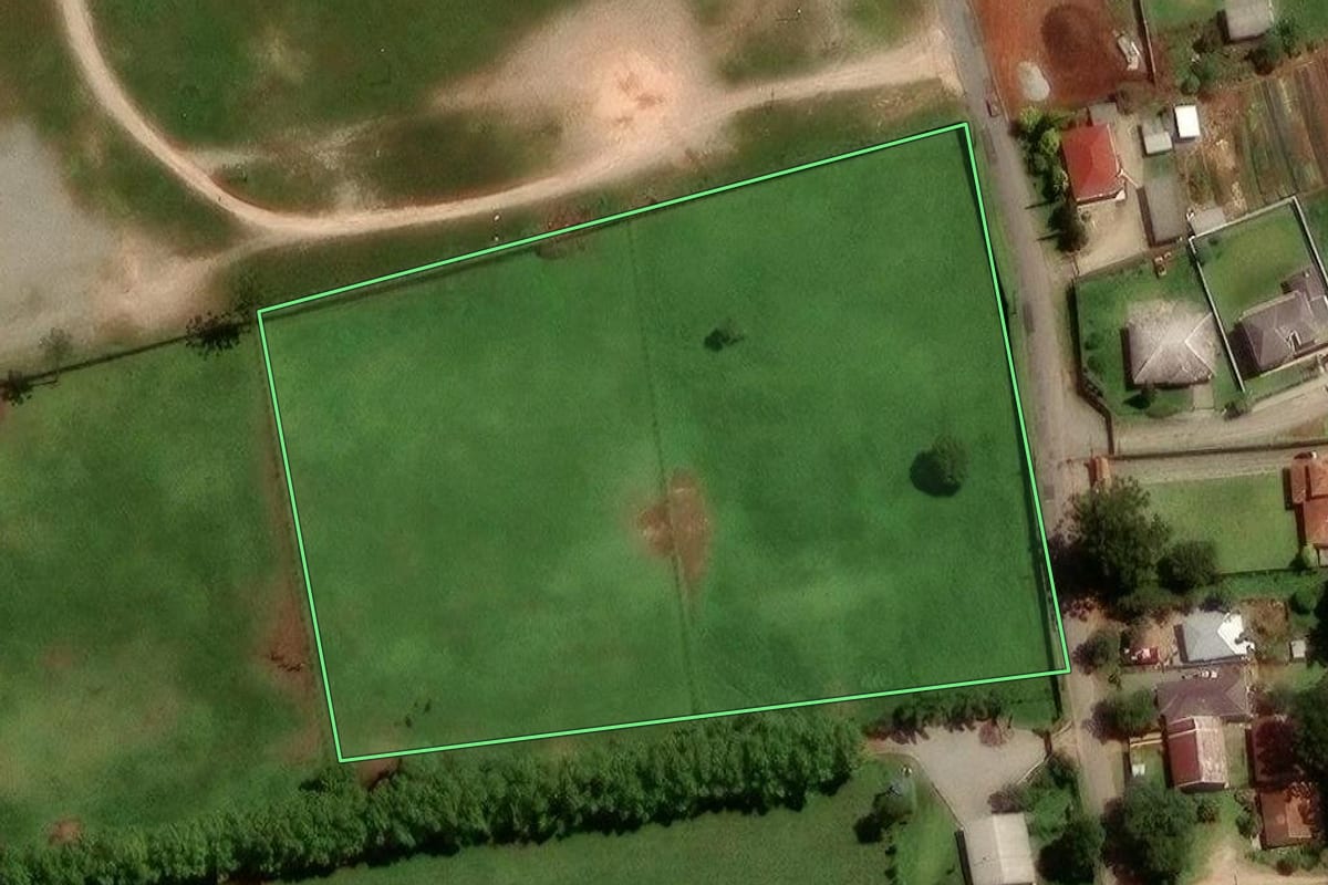 Imagem de satélite do imóvel rural em São José dos Pinhais (PR), com o contorno declarado no CAR desenhado por cima.