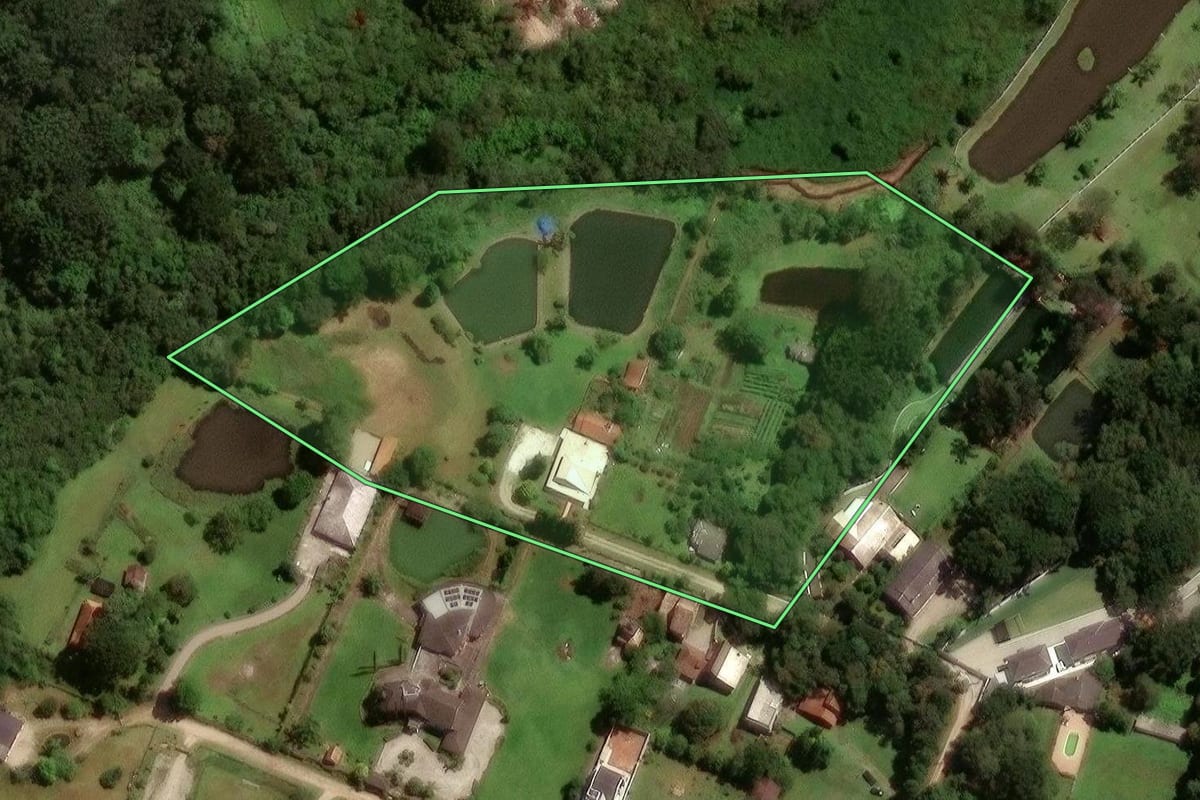 Imagem de satélite do imóvel rural em São José dos Pinhais (PR), com o contorno declarado no CAR desenhado por cima.