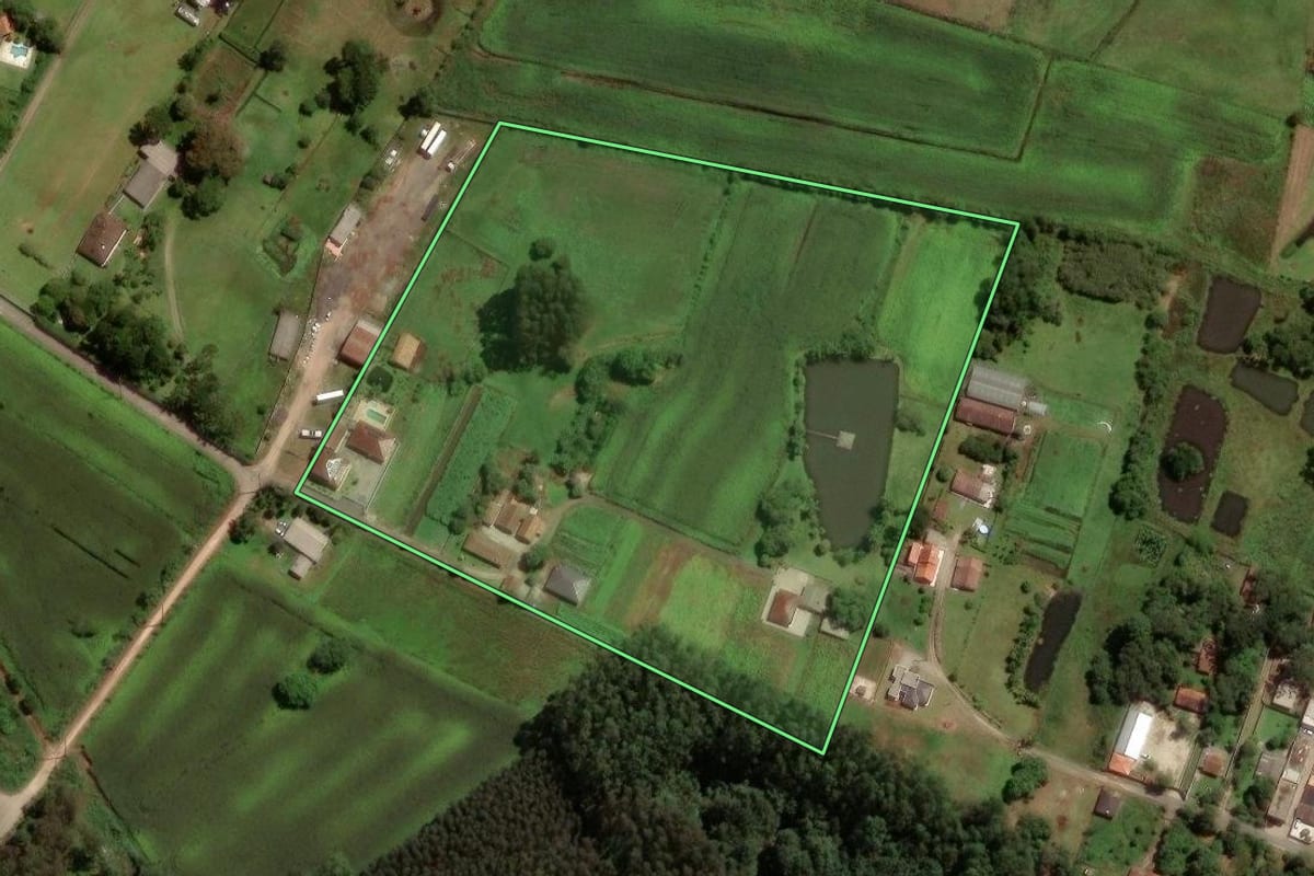 Imagem de satélite do imóvel rural em São José dos Pinhais (PR), com o contorno declarado no CAR desenhado por cima.