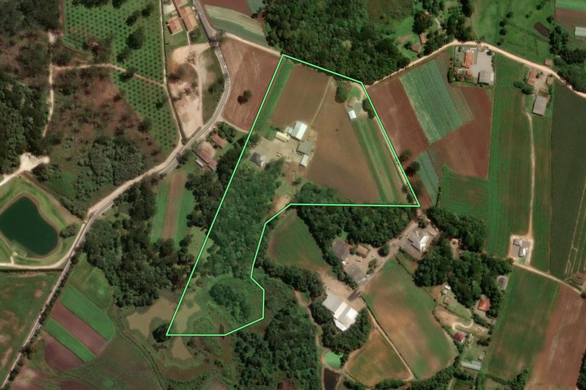 Imagem de satélite do imóvel rural em São José dos Pinhais (PR), com o contorno declarado no CAR desenhado por cima.