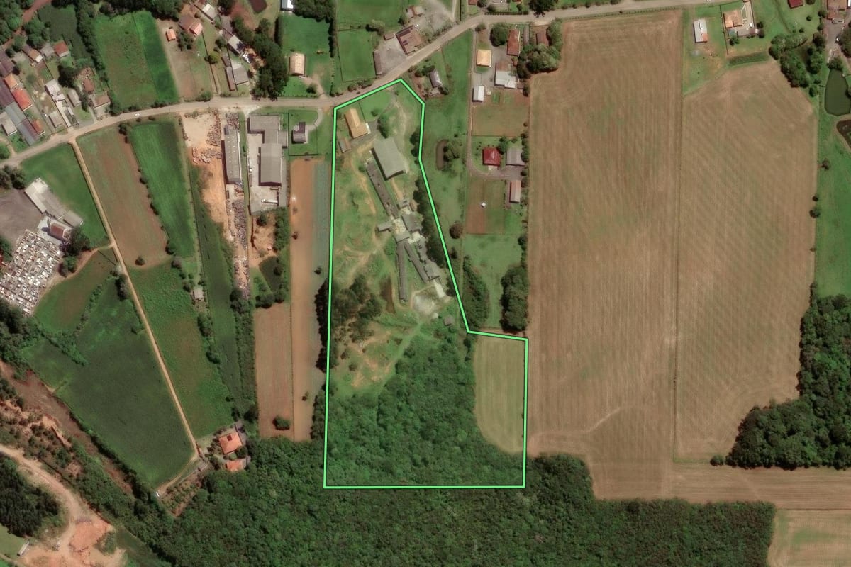 Imagem de satélite do imóvel rural em São José dos Pinhais (PR), com o contorno declarado no CAR desenhado por cima.