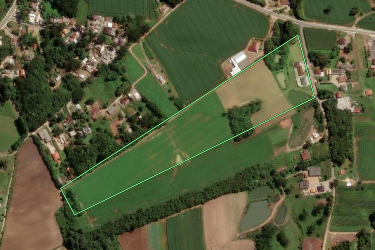 Imagem de satélite do imóvel rural em São José dos Pinhais (PR), com o contorno declarado no CAR desenhado por cima.