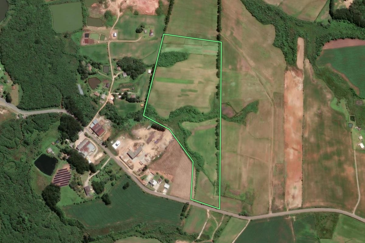 Imagem de satélite do imóvel rural em São José dos Pinhais (PR), com o contorno declarado no CAR desenhado por cima.