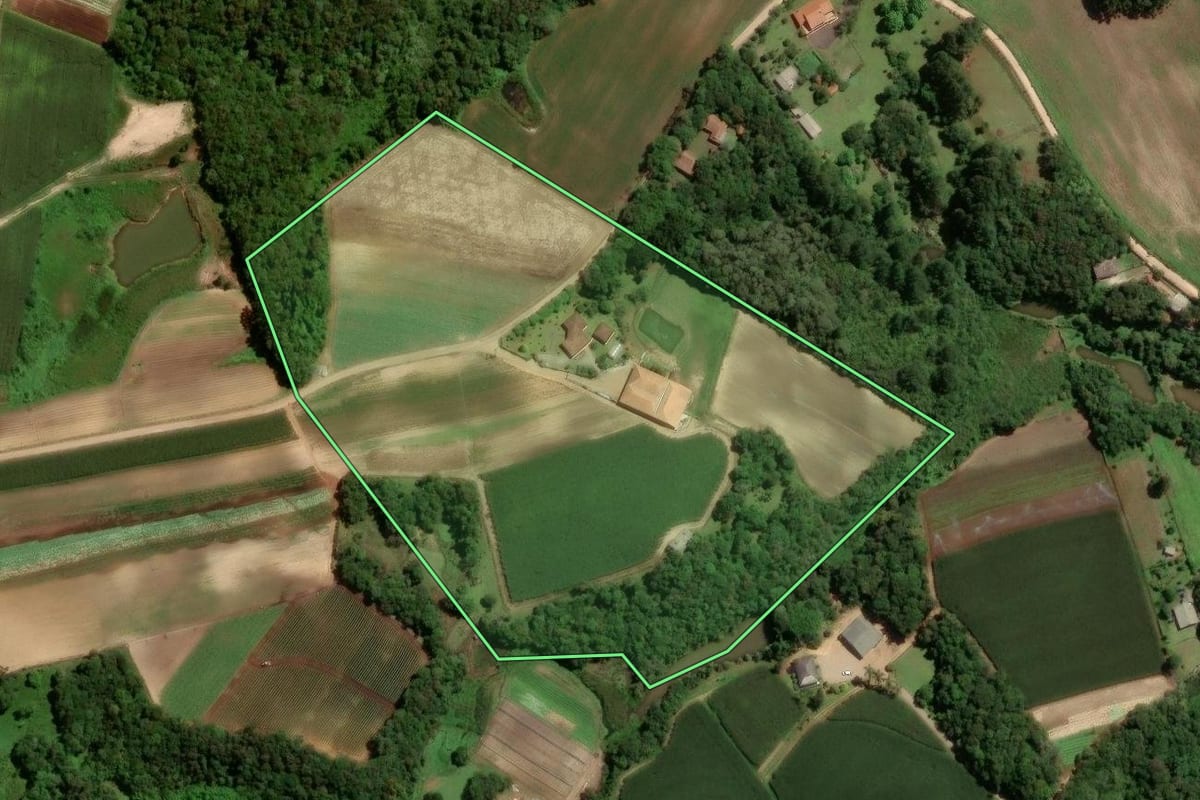 Imagem de satélite do imóvel rural em São José dos Pinhais (PR), com o contorno declarado no CAR desenhado por cima.