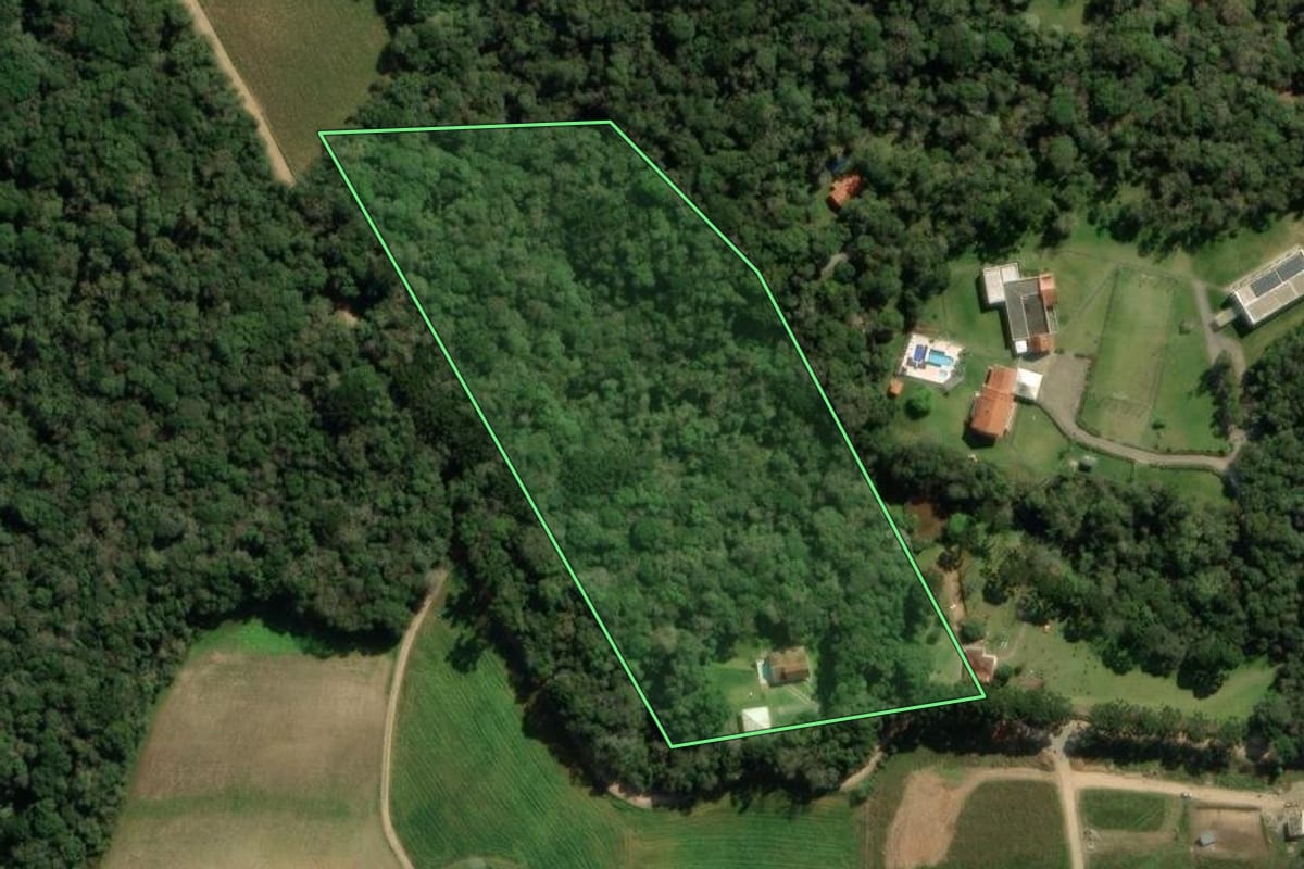 Imagem de satélite do imóvel rural em São José dos Pinhais (PR), com o contorno declarado no CAR desenhado por cima.