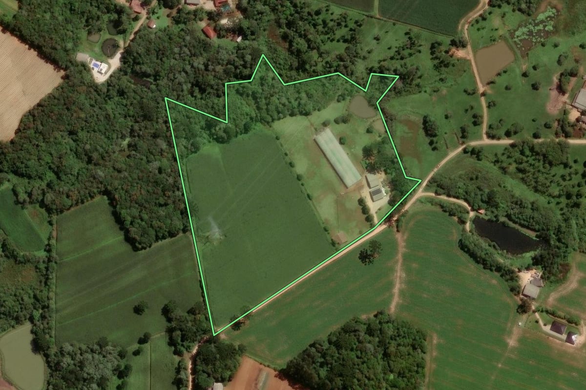 Imagem de satélite do imóvel rural em São José dos Pinhais (PR), com o contorno declarado no CAR desenhado por cima.