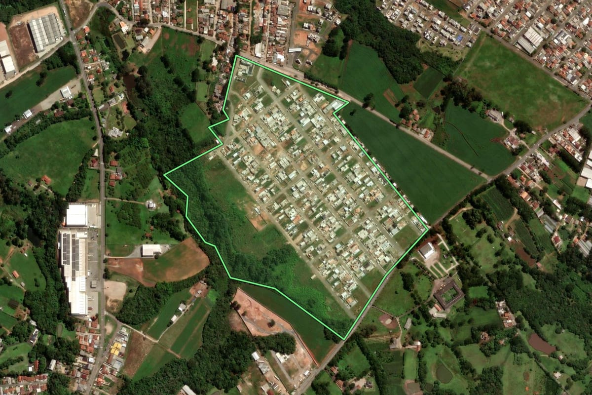 Imagem de satélite do imóvel rural em São José dos Pinhais (PR), com o contorno declarado no CAR desenhado por cima.
