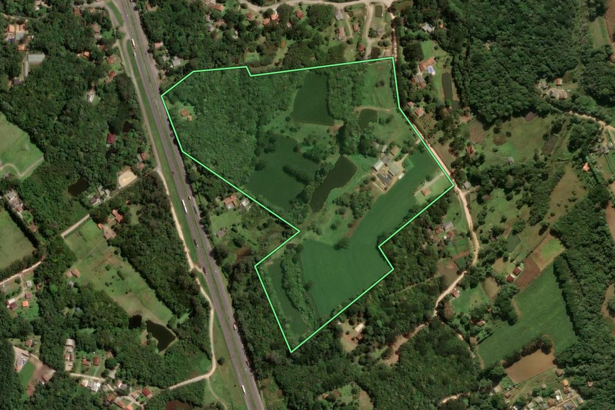 Imagem de satélite do imóvel rural em São José dos Pinhais (PR), com o contorno declarado no CAR desenhado por cima.