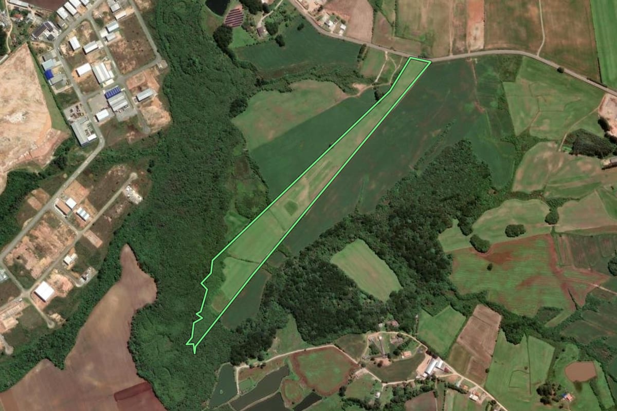 Imagem de satélite do imóvel rural em São José dos Pinhais (PR), com o contorno declarado no CAR desenhado por cima.