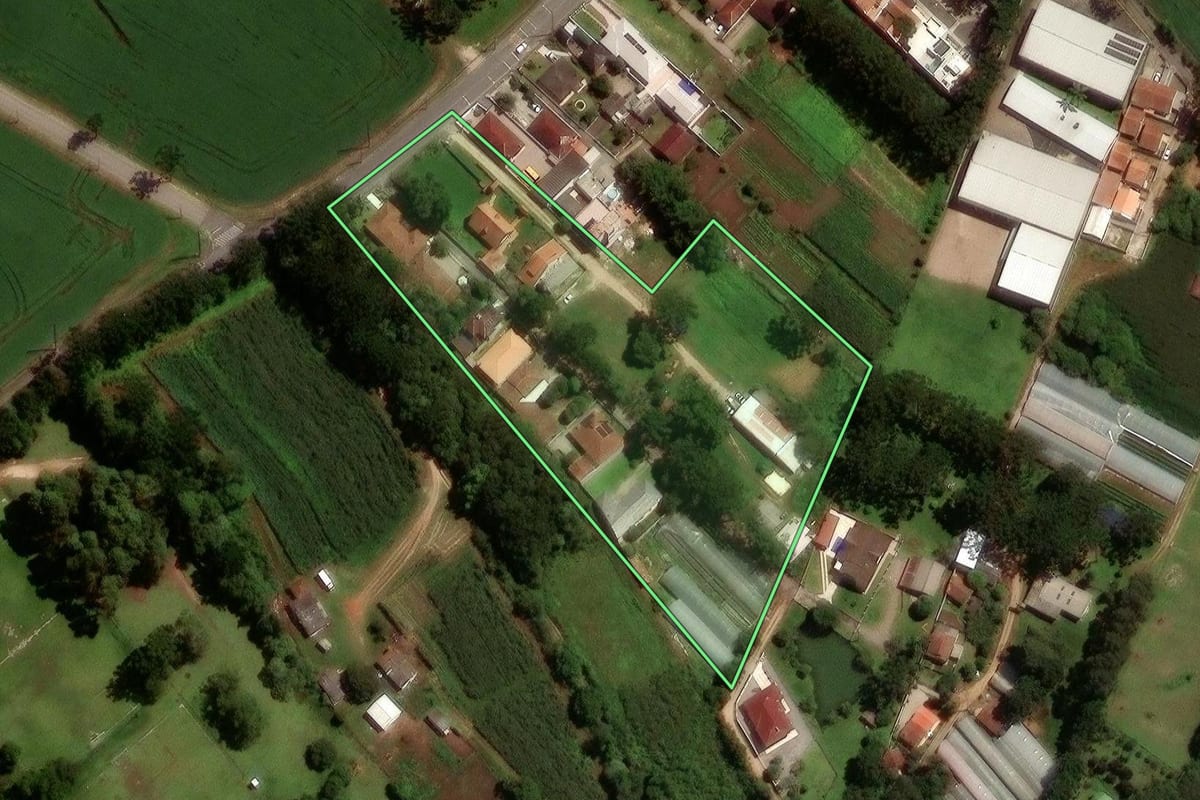 Imagem de satélite do imóvel rural em São José dos Pinhais (PR), com o contorno declarado no CAR desenhado por cima.