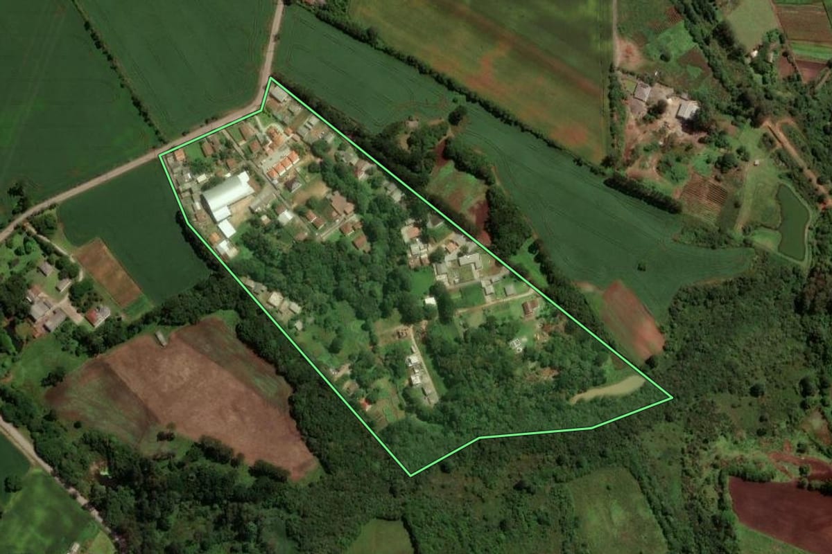 Imagem de satélite do imóvel rural em São José dos Pinhais (PR), com o contorno declarado no CAR desenhado por cima.
