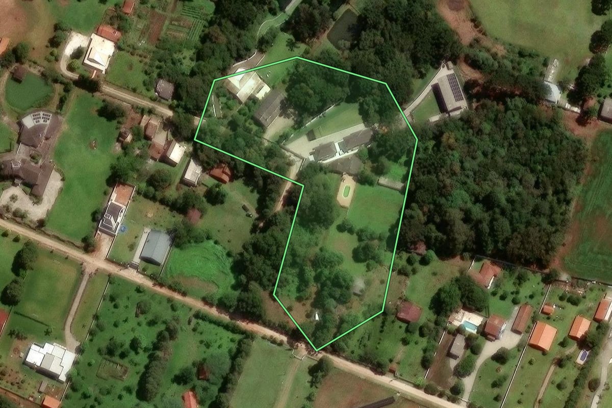 Imagem de satélite do imóvel rural em São José dos Pinhais (PR), com o contorno declarado no CAR desenhado por cima.