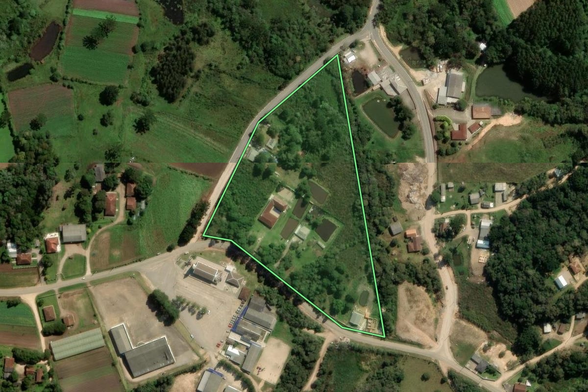 Imagem de satélite do imóvel rural em São José dos Pinhais (PR), com o contorno declarado no CAR desenhado por cima.