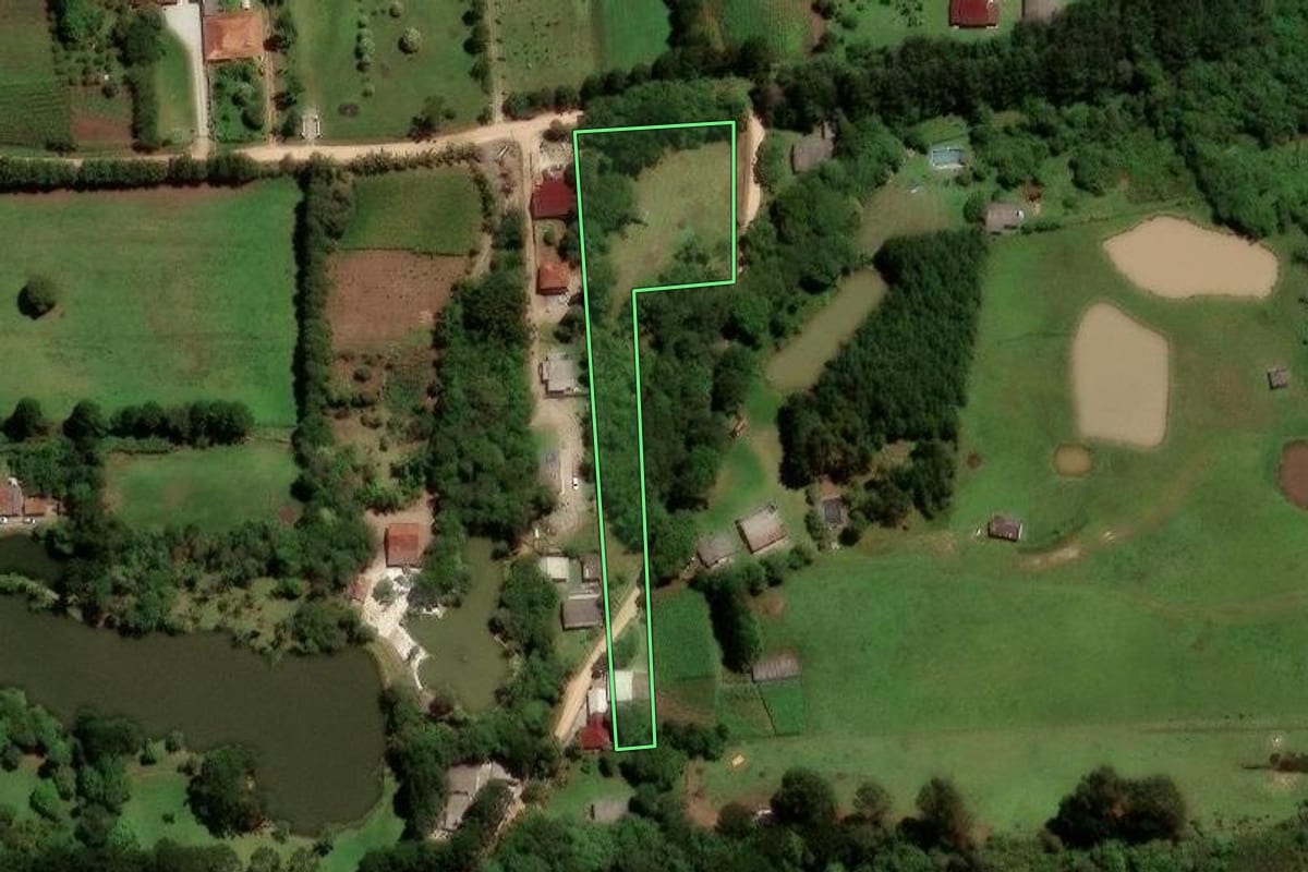 Imagem de satélite do imóvel rural em São José dos Pinhais (PR), com o contorno declarado no CAR desenhado por cima.