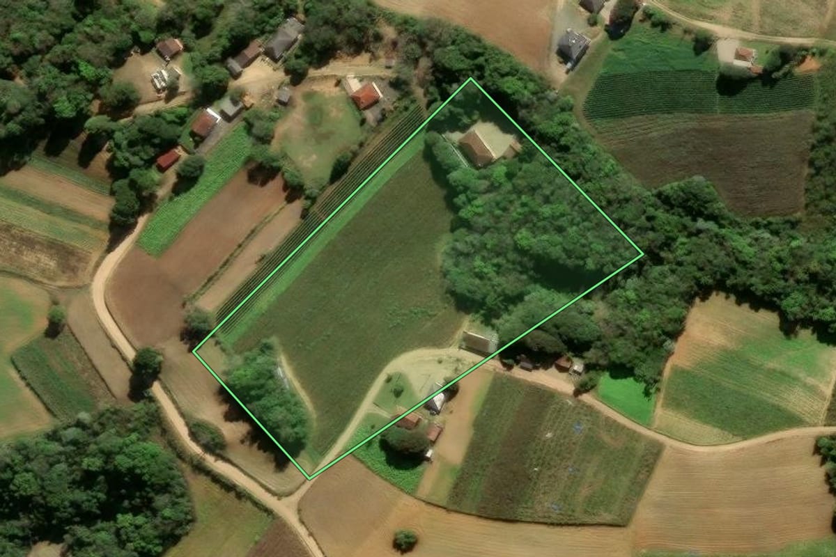 Imagem de satélite do imóvel rural em São José dos Pinhais (PR), com o contorno declarado no CAR desenhado por cima.