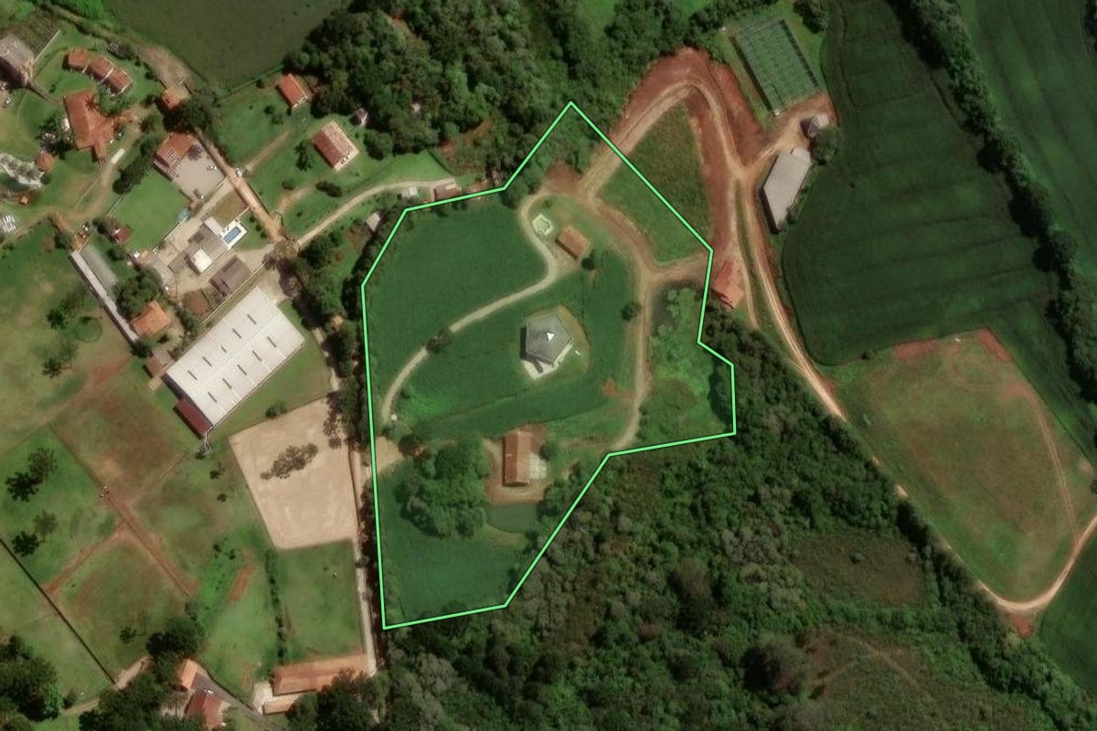 Imagem de satélite do imóvel rural em São José dos Pinhais (PR), com o contorno declarado no CAR desenhado por cima.