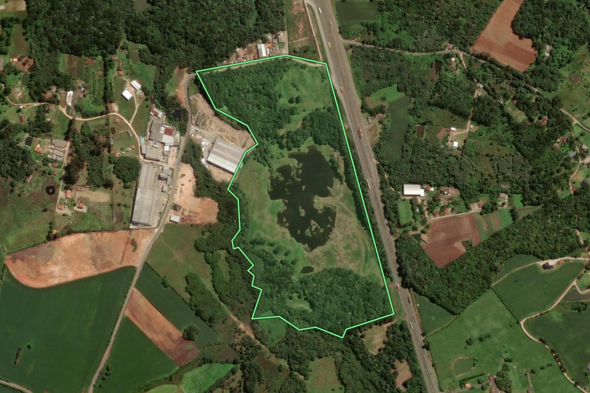 Imagem de satélite do imóvel rural em São José dos Pinhais (PR), com o contorno declarado no CAR desenhado por cima.